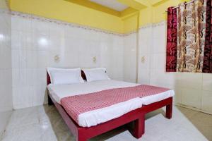 Un pat sau paturi într-o cameră la OYO 71798 Ezhil Residency