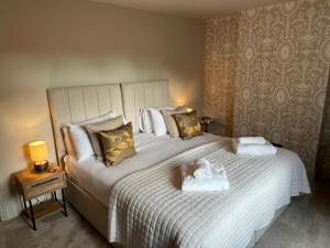 a bedroom with a bed with two towels on it at Shrewsbury Townhouse - Free Parking in Shrewsbury