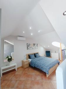 een slaapkamer met een bed met een blauw dekbed bij Idaira Paradise in Playa Paraiso