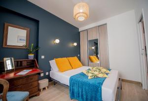 een slaapkamer met een bed, een dressoir en een bureau bij Magnifique 2 pièces lumineux Vieux Nice in Nice