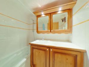 Appartement 3 pièces 8 pers Les Saisies avec Balcon - FR-1-594-40 في Villard-sur-Doron: حمام مزود بحوض ومِرآة +8 صور