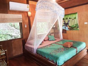 Postel nebo postele na pokoji v ubytování Sabai Corner Bungalows - SHA Extra Plus