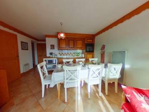 Η κουζίνα ή μικρή κουζίνα στο Appartement 3 Pièces avec Piscine et Parking - Les Saisies, 7 pers - FR-1-594-75