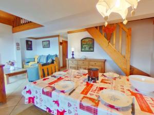 d'une salle à manger avec une table et un tissu de table rouge et blanc. dans l'établissement Appartement Villard-sur-Doron, 4 pièces, 10 personnes - FR-1-594-198, à Villard-sur-Doron