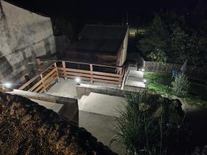 una vista su un patio di notte con una recinzione di Le Shala - 55m² + Jardin a Tabanac