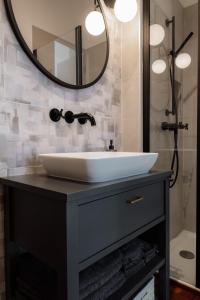 uma casa de banho com um lavatório e um espelho em LA apartments em Maribor