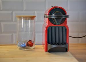 einem roten Toaster und einem Glas Glas auf dem Tisch in der Unterkunft L'Espadon - Appart'Escale in Saint-Nazaire