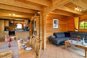 a living room and kitchen in a log cabin at Das Alpenhaus an der Ems in Walchum