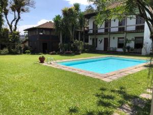 - une piscine dans la cour d'une maison dans l'établissement Casa Temporada com Tranquilidade e Aconchego - Petrópolis - RJ, à Petrópolis