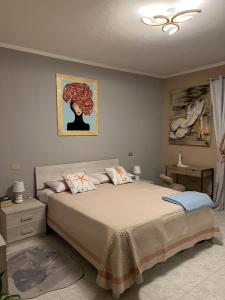 um quarto com uma cama e uma pintura de um cérebro em La Casa di Wioletta em Barcellona Pozzo di Gotto