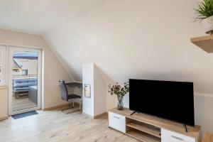 Unique Apartments Wiesloch في فيسلوخ: غرفة معيشة مع تلفزيون بشاشة مسطحة