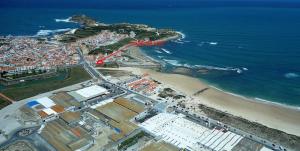 uma vista aérea de uma praia e do oceano em SwordFish Casa da Luz em Peniche