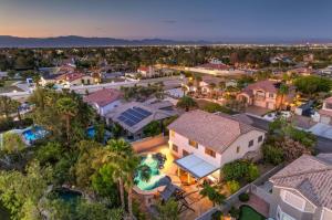 una vista aérea de una casa en un suburbio en Azure Bay - Spacious 3 700sf Westside Las Vegas en Las Vegas