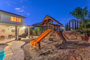un parque infantil con un tobogán frente a una casa en Azure Bay - Spacious 3 700sf Westside Las Vegas en Las Vegas