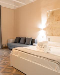 a living room with two beds and a couch at Suite.delpozzo in Capurso