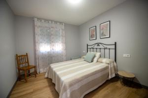 Un pat sau paturi într-o cameră la apartamentosparrilladaourense