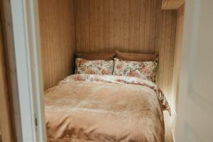 uma cama num canto de um quarto em Unique stay 20 min from Tromsø with SUP and boat rental em Tromsø