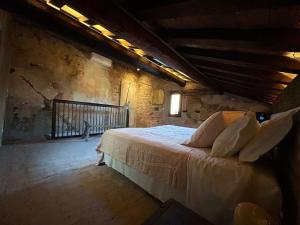 Ένα ή περισσότερα κρεβάτια σε δωμάτιο στο PALAZZO SABBIONI Romantic apartment with kitchen park view