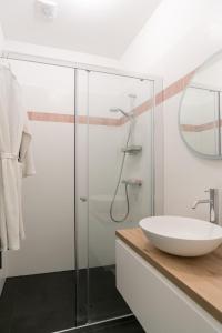 een badkamer met een wastafel en een glazen douche bij B&B Amsterdam West in Amsterdam