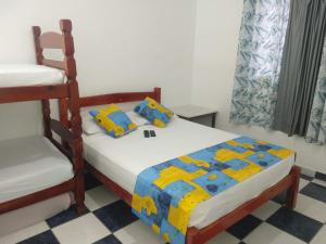 1 dormitorio pequeño con 1 cama y 1 silla en Pousada Luar de Boracéia en Boracéia