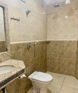 uma casa de banho com um WC e um lavatório em Hotel Buriti Shop em Goiânia