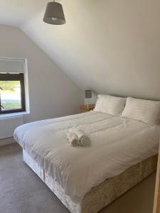 Rúm í herbergi á TownHouse Leenane
