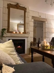 sala de estar con chimenea y espejo en Gîte Saint Joseph en Loches