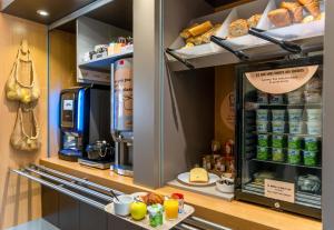 um frigorífico cheio de comida e bebidas em B&B HOTEL Brest Kergaradec Aéroport Gouesnou em Brest