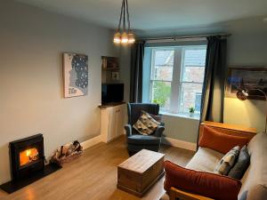 uma sala de estar com um sofá e uma lareira em Hopetoun Haven em Gullane