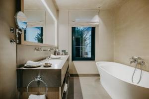 安德納赫的住宿－Hotel PURS，带浴缸、水槽和浴缸的浴室