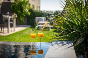 Nápoje v ubytování New luxury apartment with PRIVATE Heated POOL and amazing terrace with seaview