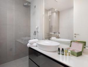 Koupelna v ubytování New luxury apartment with PRIVATE Heated POOL and amazing terrace with seaview