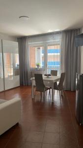 - une salle à manger avec une table, des chaises et des fenêtres dans l'établissement Casa Valentina 1, à Pérouse
