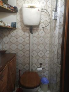 a small bathroom with a toilet and a sink at Tiny home hexagonal de barro y techo vivo in Santa Ana