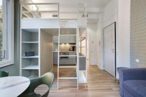 ミラノにあるAppartamento Robertaのガラスの壁とリビングルームが備わる小さなアパートメントです。
