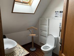 La petite salle de bains est pourvue de toilettes et d'un lavabo. dans l'établissement Le Clos des Tilleuls D Day Home, Chambres d'hôtes, Suite avec Sauna Privatif, Suite avec balnéothérapie privative, en supplément option SPA bain à remous, à La Vendelée