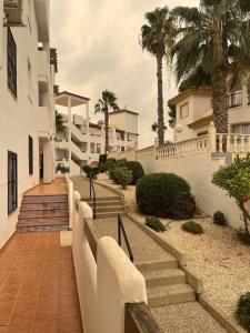 維拉馬丁的住宿－Villamartín PlazaGolf，通往棕榈树建筑的楼梯