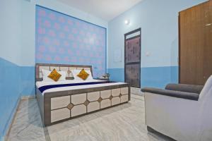 - une chambre avec un lit et une chaise dans l'établissement SPOT ON Hotel Rj14, à Jaipur