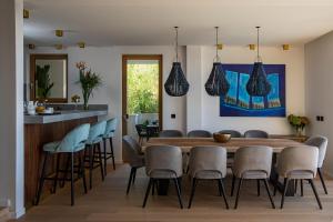- une salle à manger avec une table et des chaises en bois dans l'établissement Dubrovnik luxury apartments, à Dubrovnik