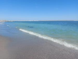 una vista de la playa con las olas entrando en FloMar by the Sea, en Mangalia