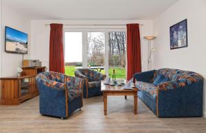un soggiorno con 2 divani e un tavolino da caffè di Ostsee Residenz Meeresblick Albatros a Insel Poel