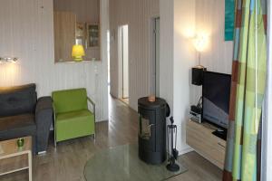 Et tv og/eller underholdning på Dänische Ferienhäuser am Salzhaff Haus Wassermann