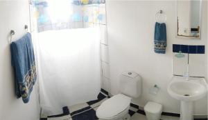 La salle de bains est pourvue de toilettes et d'un lavabo. dans l'établissement Pousada Luar de Boracéia, à Boraceia