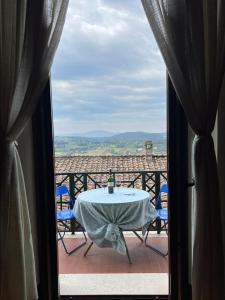 een raam met uitzicht op een tafel en stoelen bij Il sogno di Lucia in Amelia