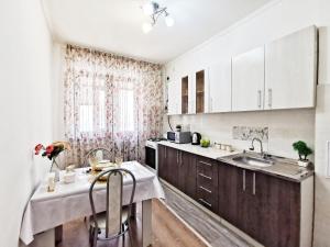 Köök või kööginurk majutusasutuses Appartments " Zhetysu-4"