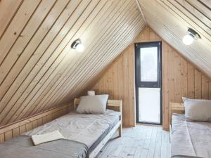Tempat tidur dalam kamar di Ostoja Radków całoroczny domek z balią