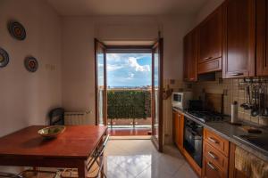 una cucina con tavolo e una grande finestra di Nel Cuore Di Catania a Catania