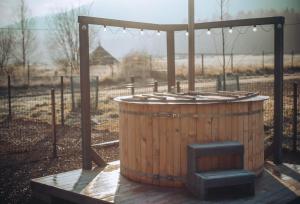 a wooden hot tub with a gazebo at Ostoja Radków całoroczny domek z balią in Wünschelburg