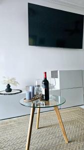 Telewizja i/lub zestaw kina domowego w obiekcie Mirador APARTMENTS BEACH FIRST LINE