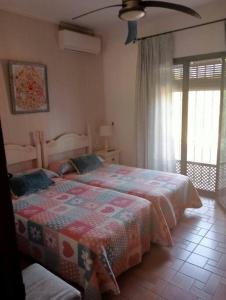 1 dormitorio con cama y ventana en FINCA EL ROMERO, Finca a 15 minutos de Sevilla, en Alcalá del Río